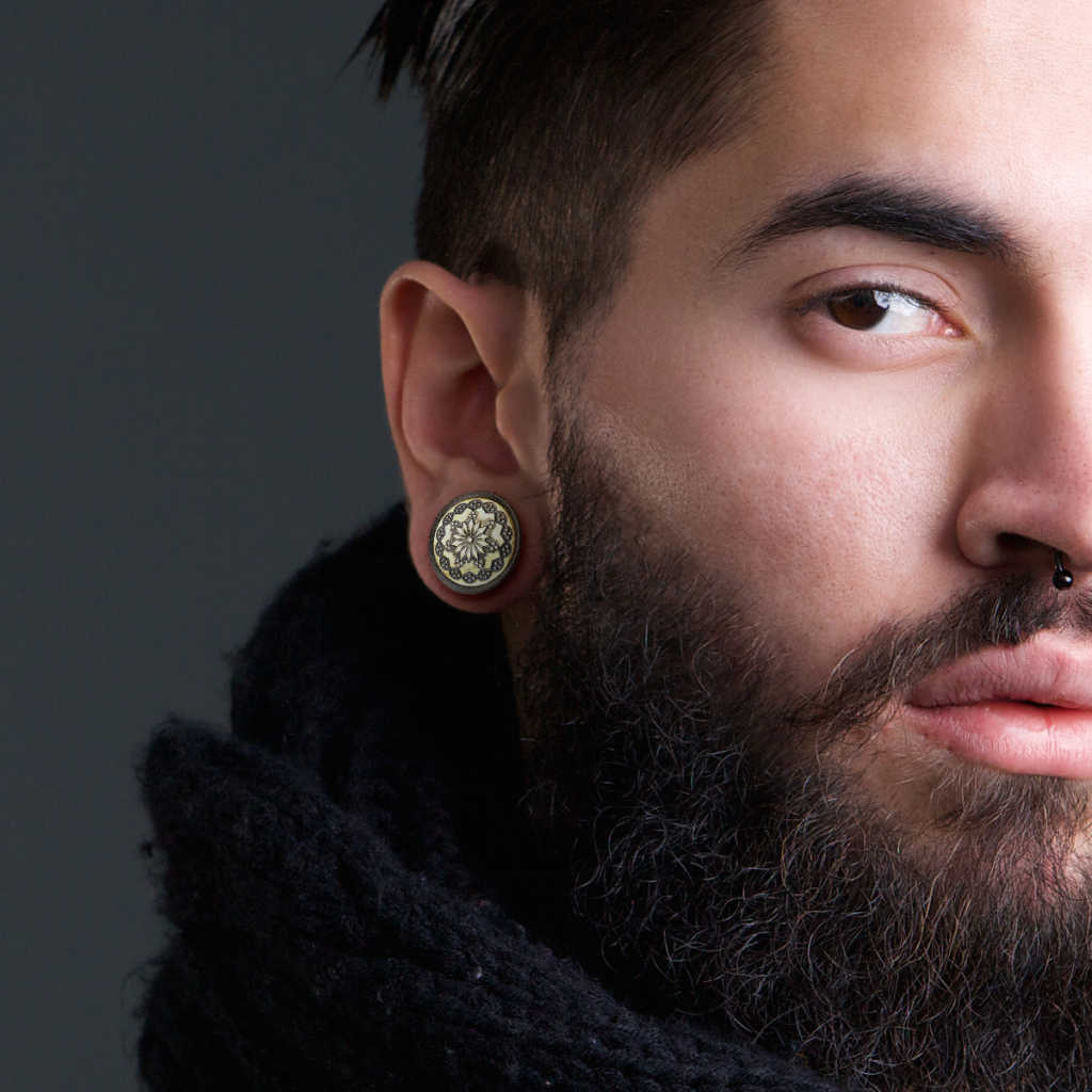 Plug aus Holz mit einer Blume und Punkten Piercing - Deutschland