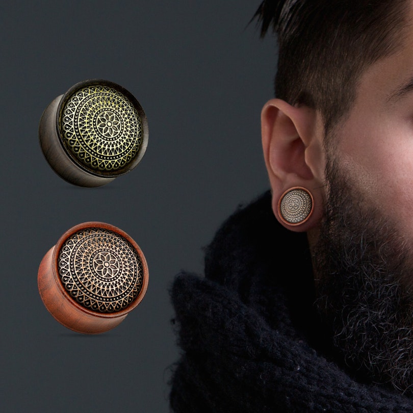 Plug aus Holz mit einem Gittermuster Körperpiercing - Deutschland