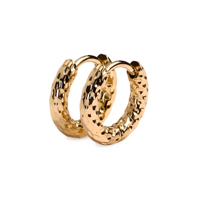 Ein Paar gehämmerter Huggie Ohrringe