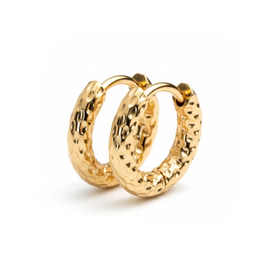 Ein Paar gehämmerter Huggie Ohrringe