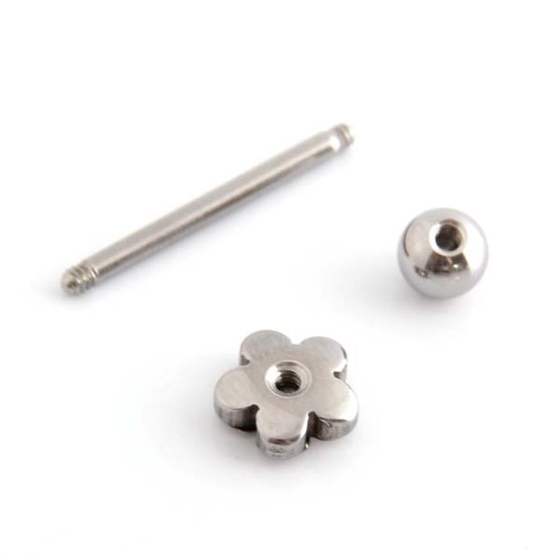 Zungenpiercing mit einer kleinen Blume Körperschmuck - Deutschland