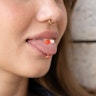 Zungenpiercing mit zweifarbiger Pille Piercings - Deutschland
