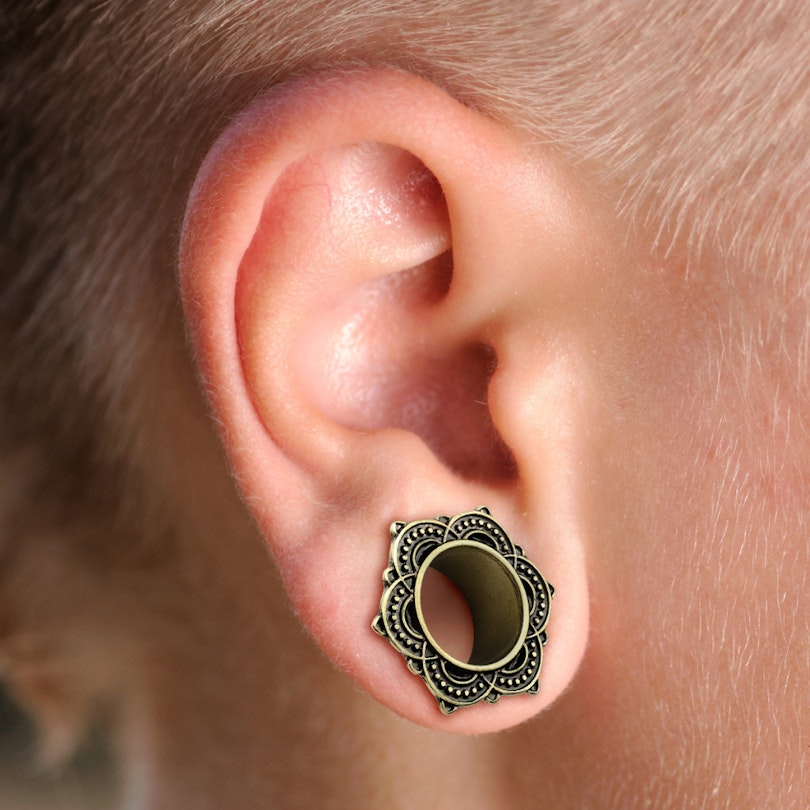 Tunnel mit antiken Look und einer Rose of Sharon Piercings - Deutschland