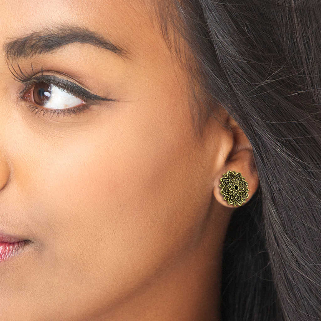 Tunnel aus Chirurgenstahl mit einer Lotusblume Piercing - Deutschland