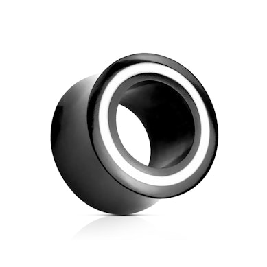 Schwarzer Tunnel aus Horn mit weißen Ring