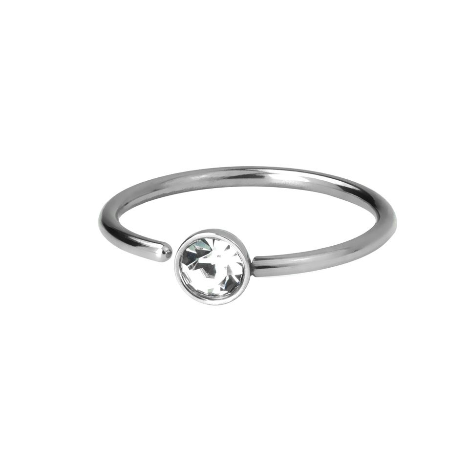 Hübscher Ring in zwei Größen mit einem festen Stein