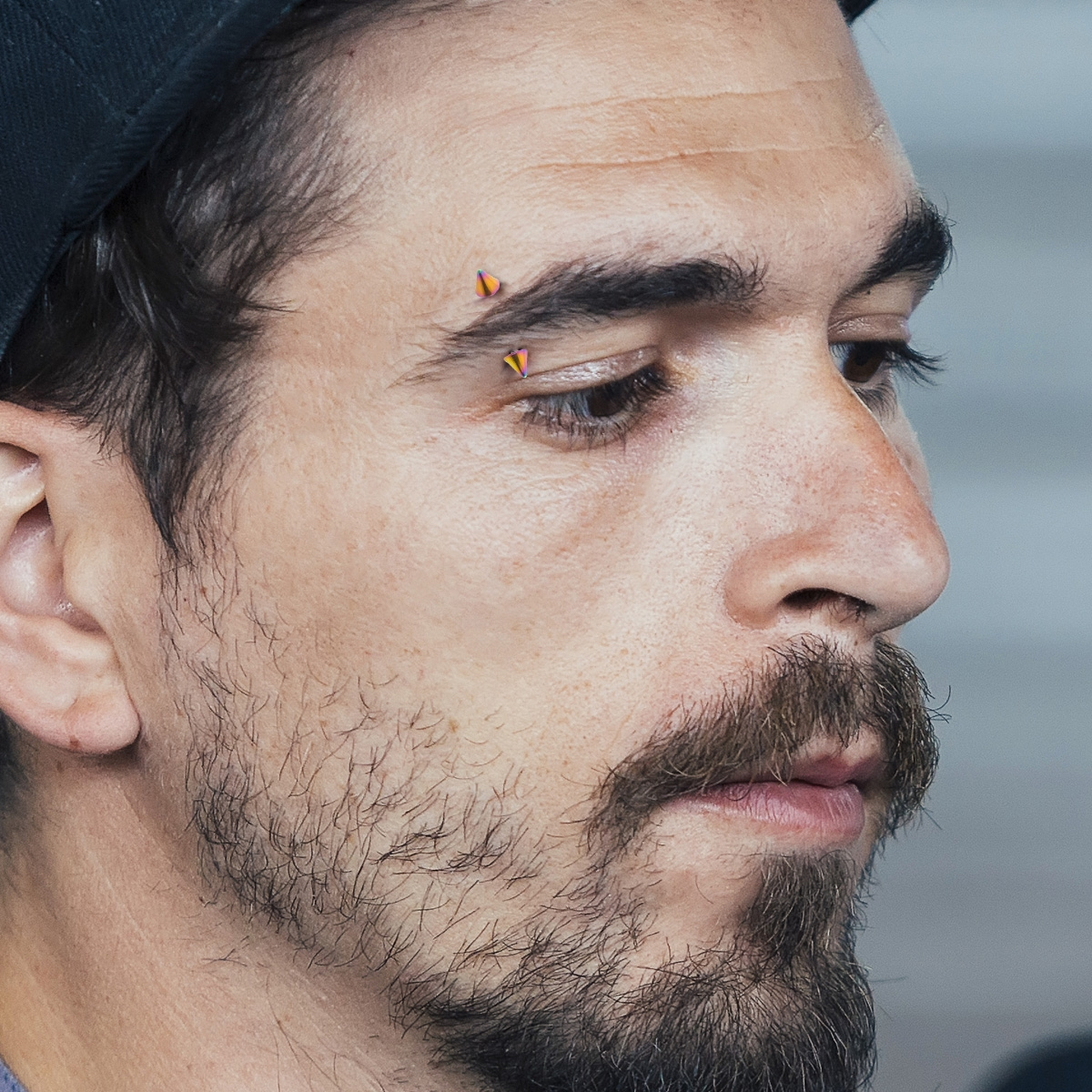 Mehrfarbiger gebogener Stab mit Spikes