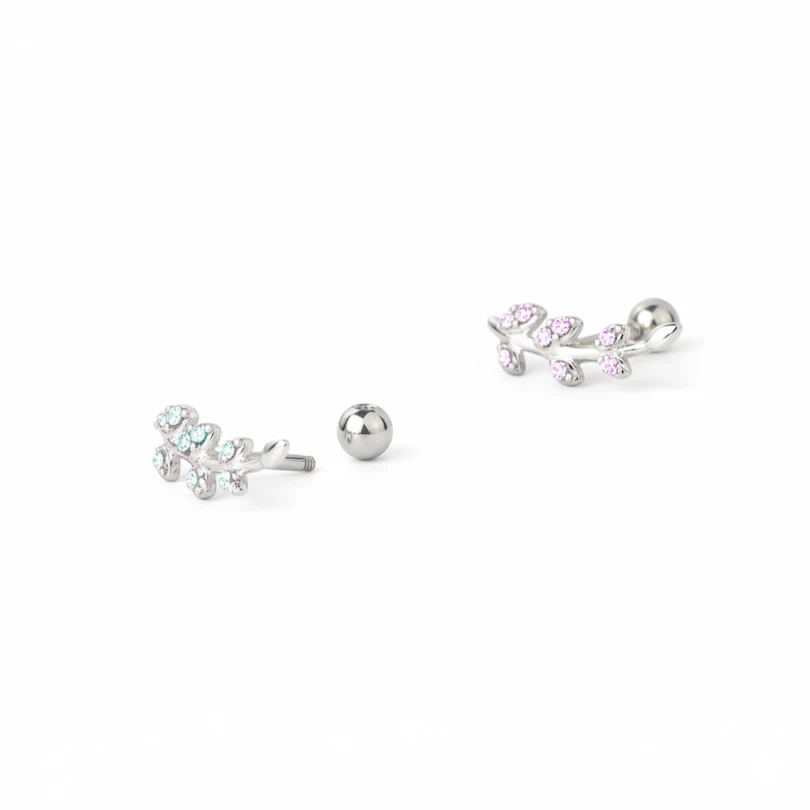 Ohrpiercing mit Blättern aus Steinen