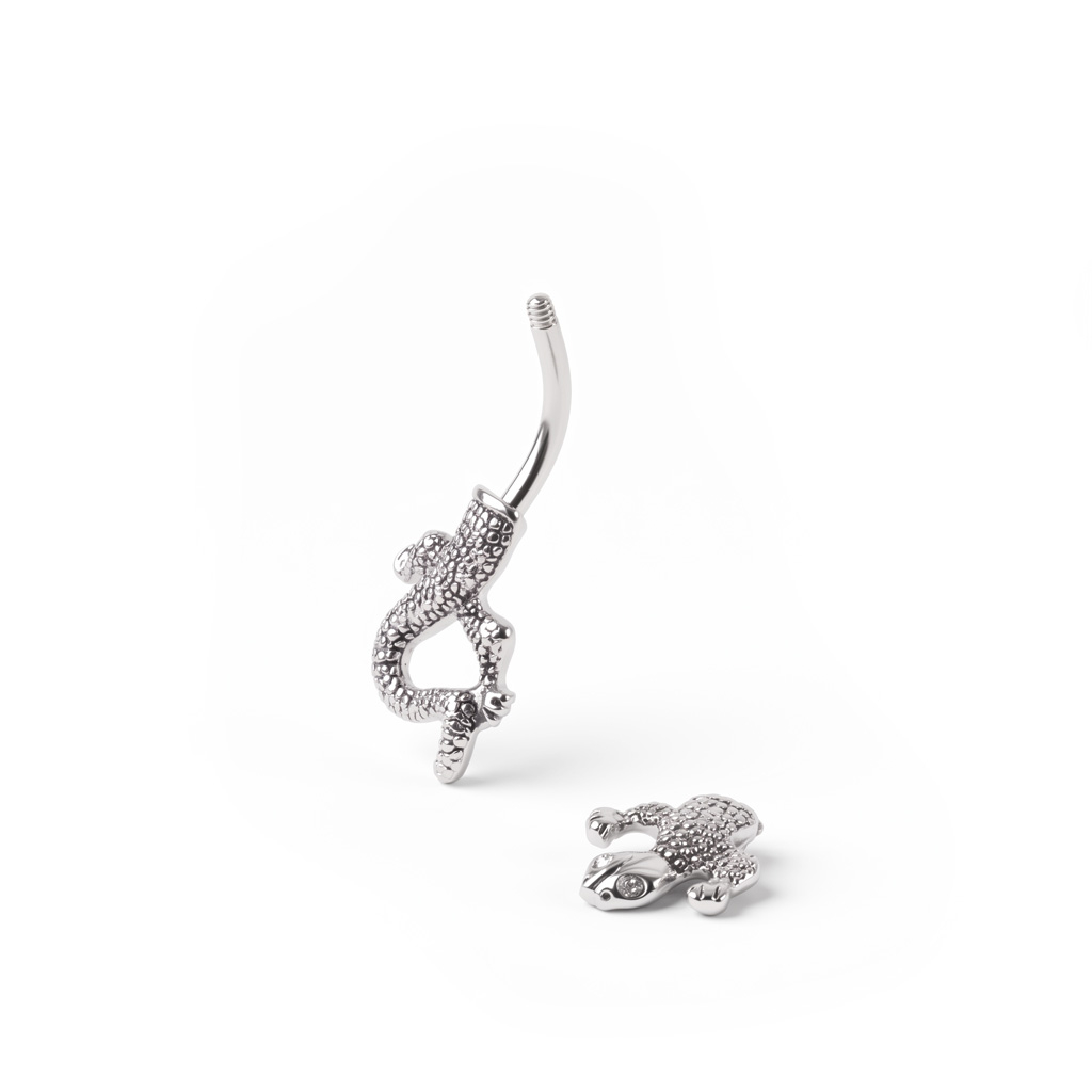 Bauchnabelpiercing mit einer Eidechse