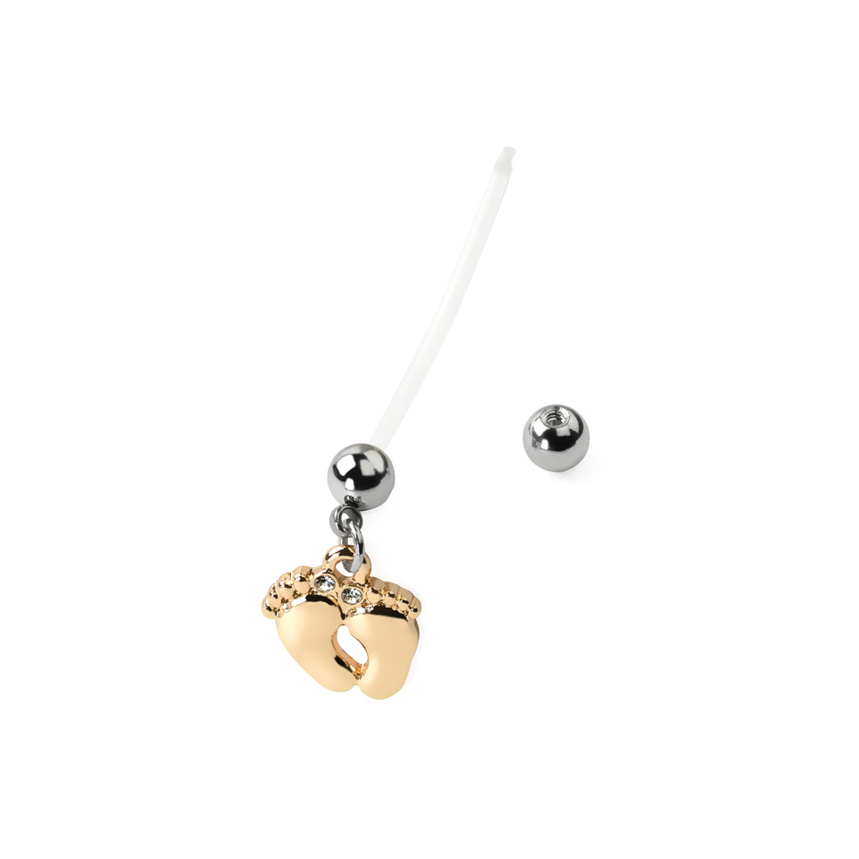 Bauchnabelpiercing für Schwangere mit blanken Füßen