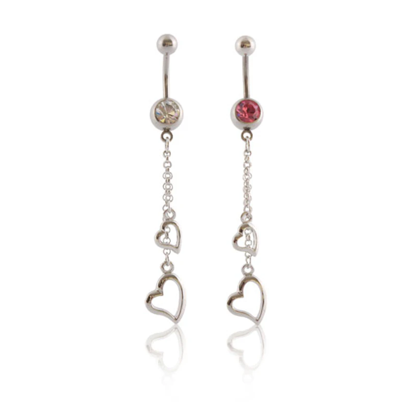 Bauchnabelpiercing mit Herzanhängern in der Kette