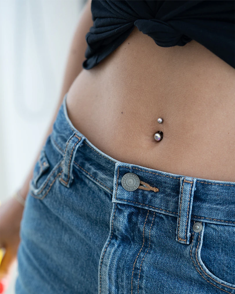 Bauchnabelpiercing aus Titan mit zwei Steinen
