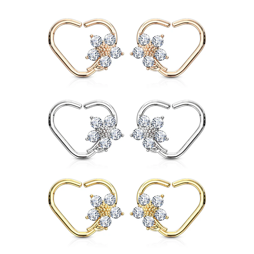Herzförmiges Ohrpiercing mit Blume aus Steinen