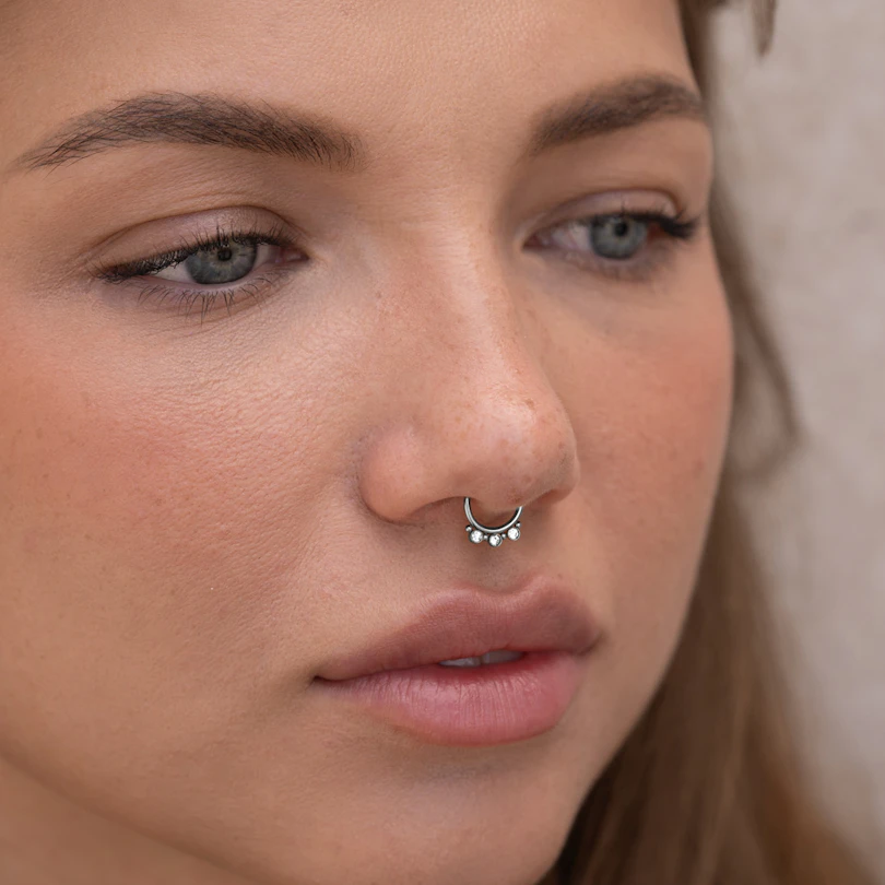Fake Septumring mit drei Steinen und kleinen Perlen