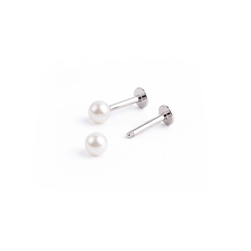 Labret mit metallischer Kugel