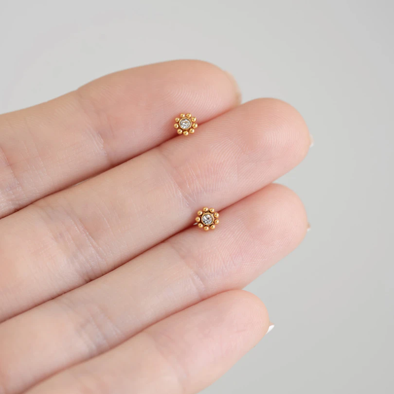 Labret mit Innengewinde und kleinen Kugeln