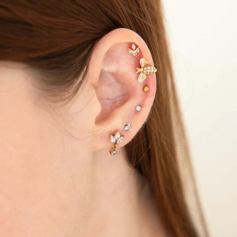 Titanlabret in Form einer Lotusblüte und einem Steinanhänger