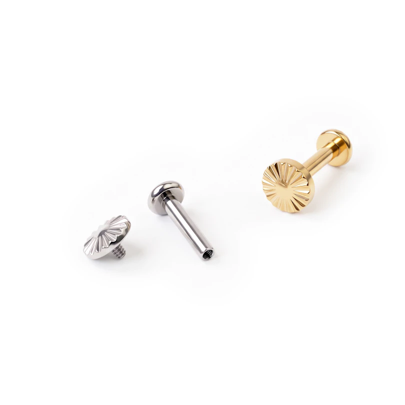 Markantes Labret aus Titan mit diamantgeschliffenem Aufsatz