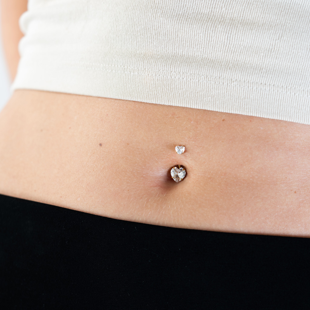 Bauchnabelpiercing mit Herzen und Innengewinde
