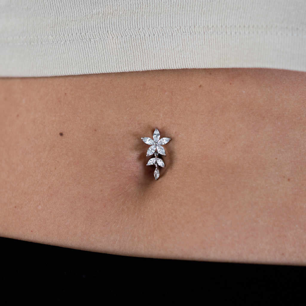 Umgekehrtes Bauchnabelpiercing mit Blume aus Steinen