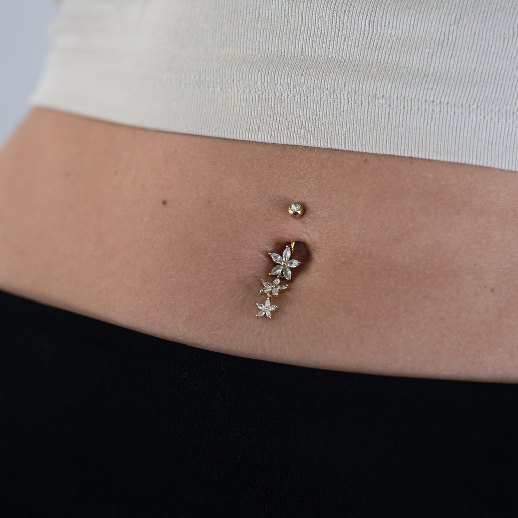 Bauchnabelpiercing mit drei Marquise-Blumen als Anhänger