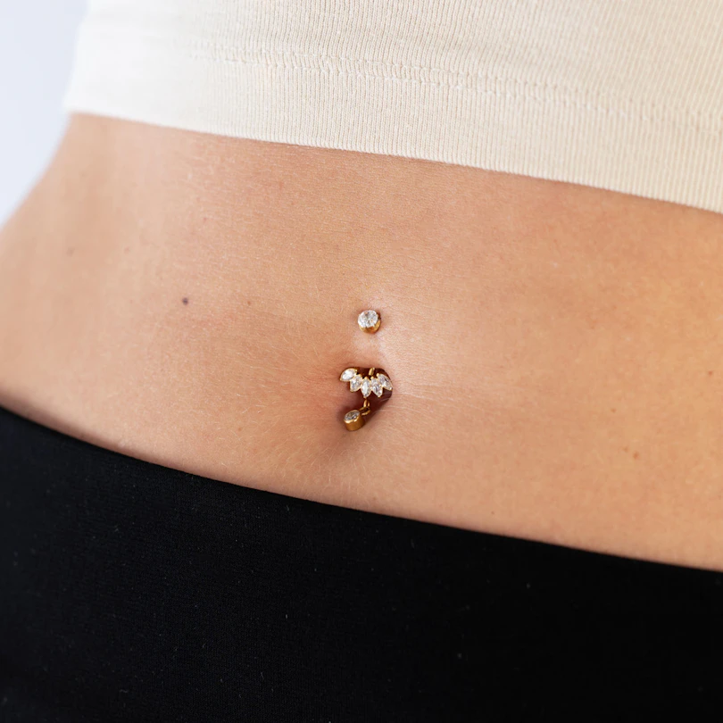 Titan-Bauchnabelring mit Marquise-Steinen und Anhänger