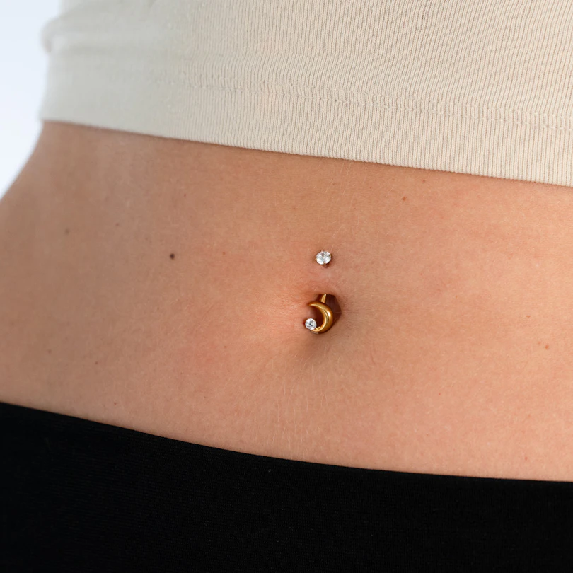 Titan-Bauchnabelpiercing mit Mond und Stern