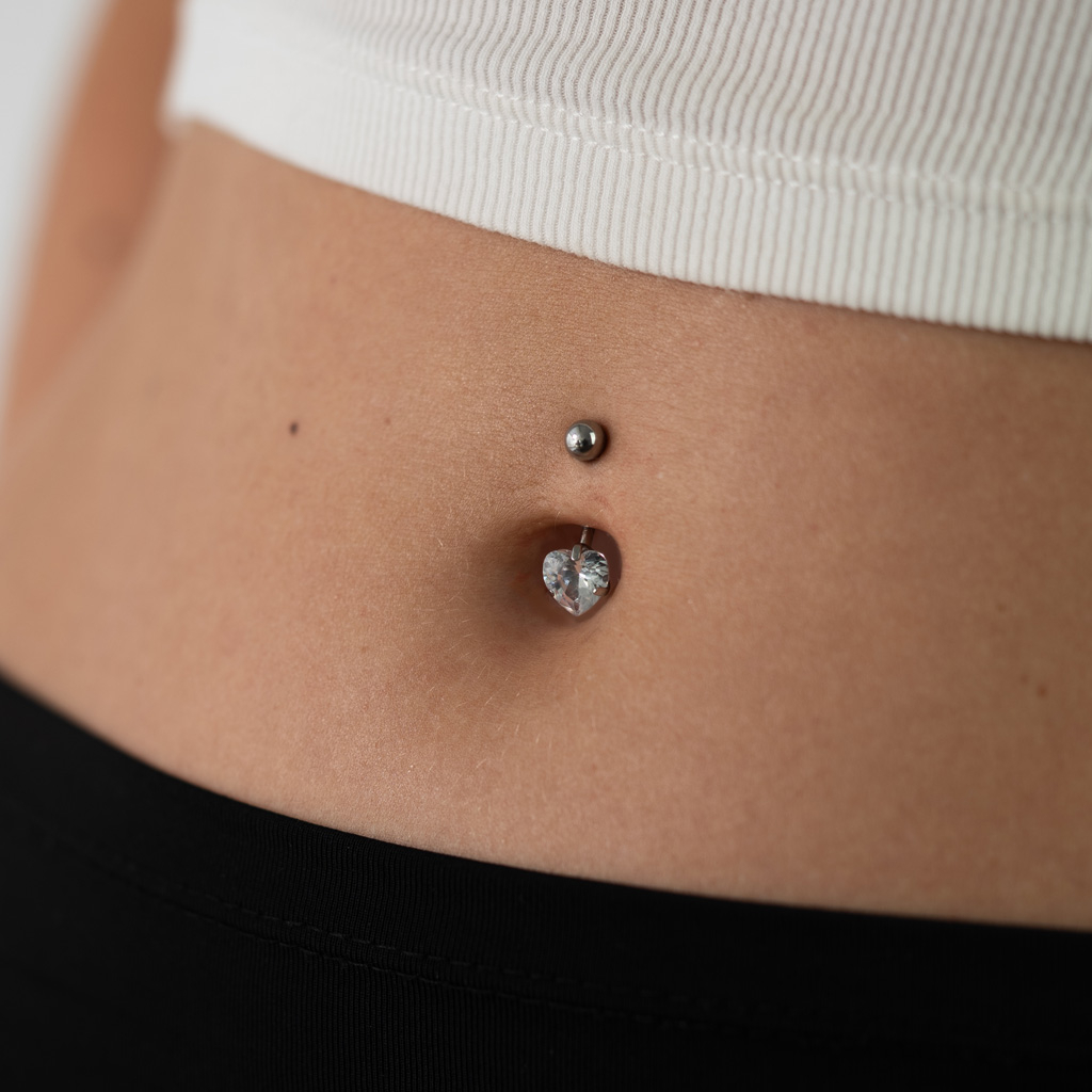 Bauchnabelpiercing aus Titan mit Herzstein