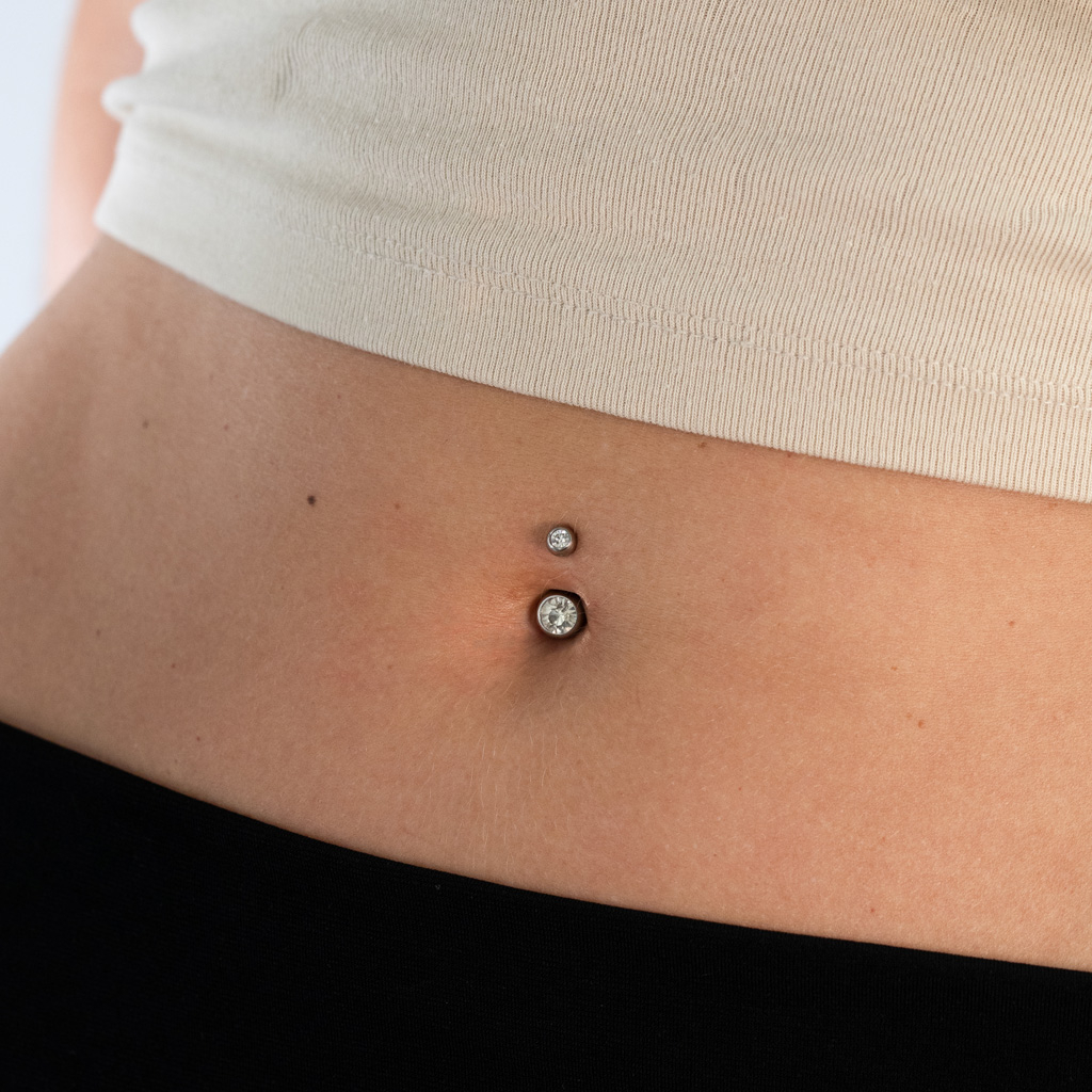 Bauchnabelpiercing aus Chirurgenstahl mit verschieden farbigen Steinen