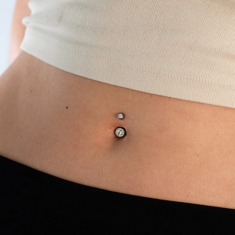 Bauchnabelpiercing aus Chirurgenstahl mit verschieden farbigen Steinen