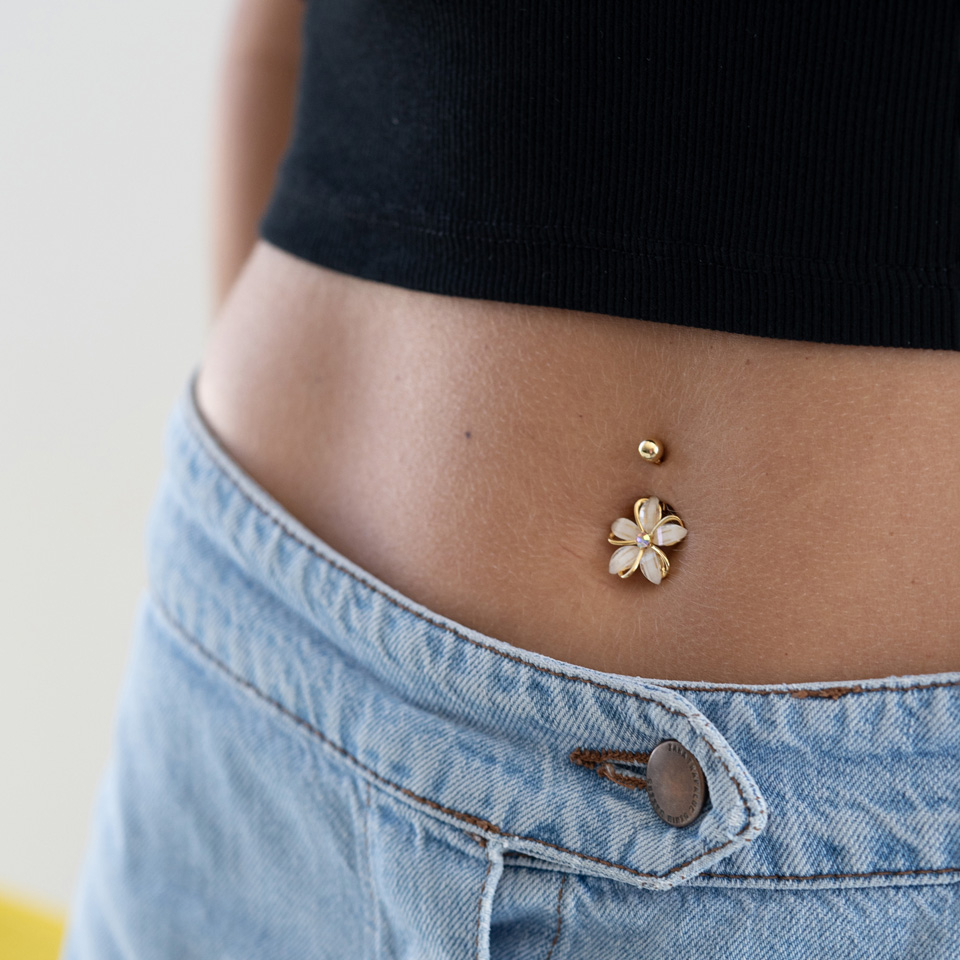 Bauchnabelring mit Blume