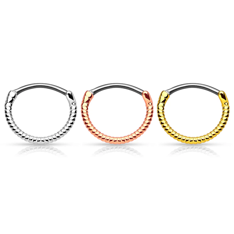 Septumpiercing mit einem gewundenen Draht
