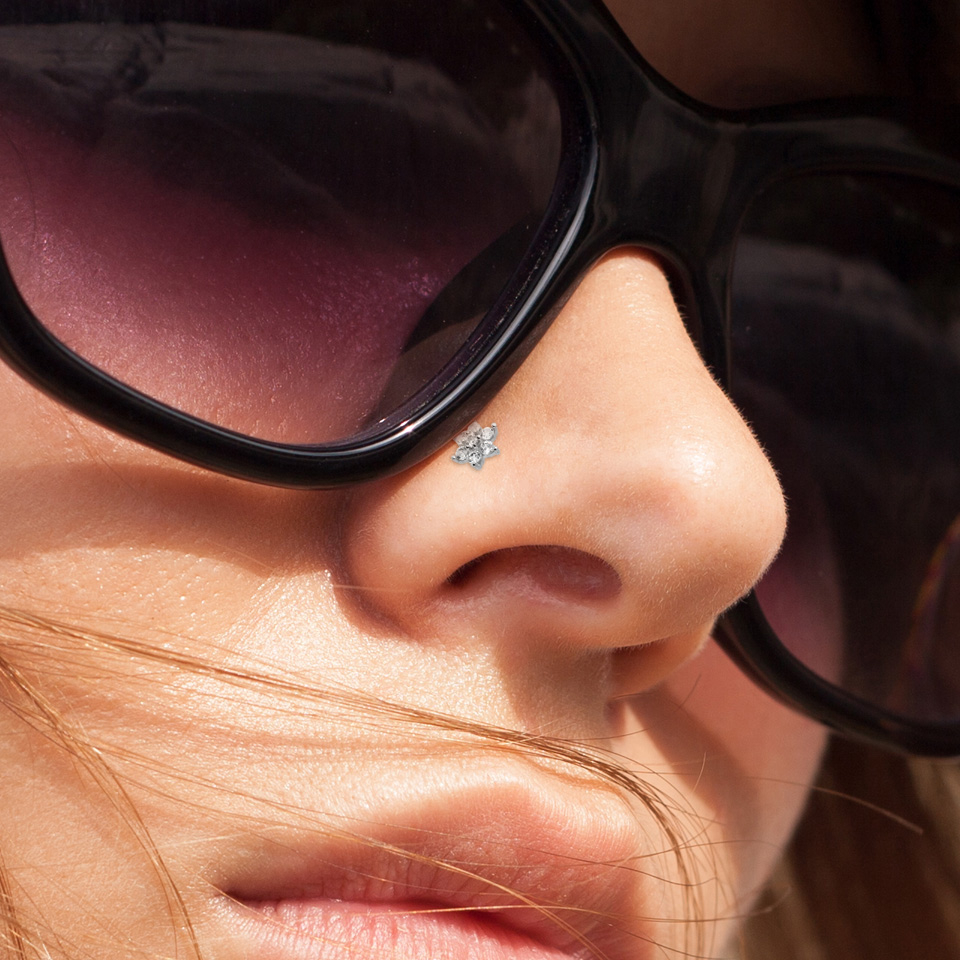 Nasenschraube aus 14 Karat Gold mit Blume