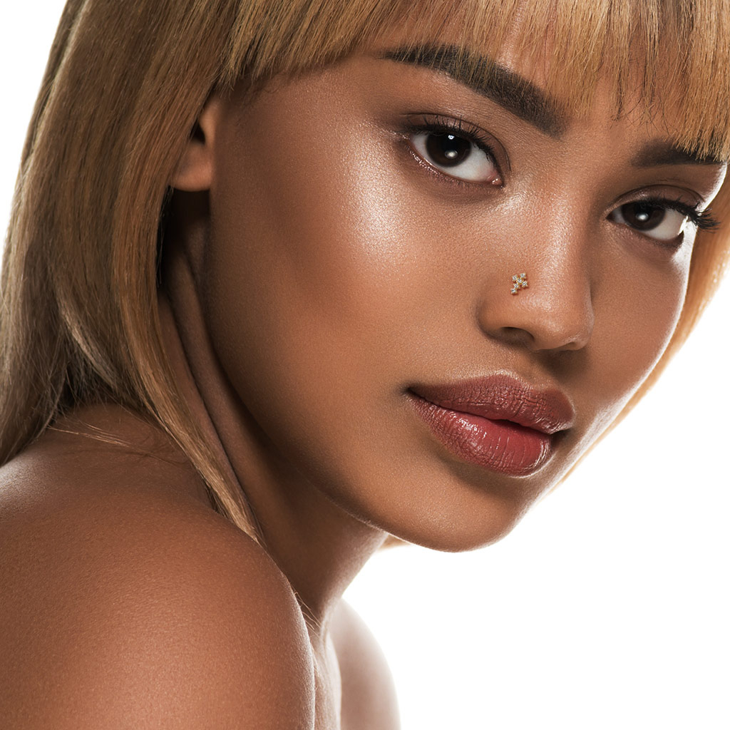 Nasenpiercing aus 14 Karat Gold mit steinbestzten Kreuz