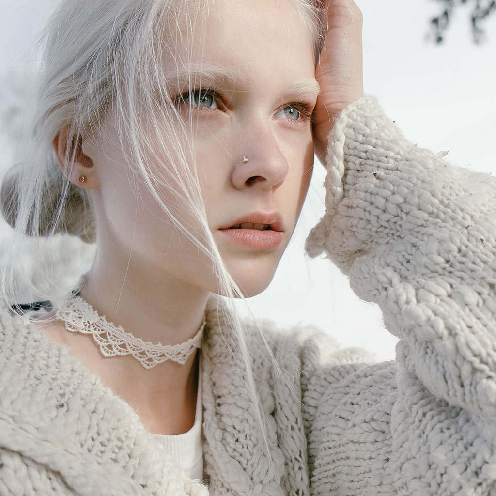 Nasenpiercing aus 14kt. Gold mit dreieckigem Stein