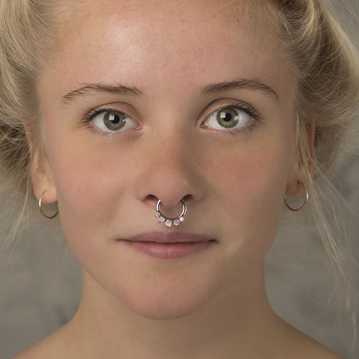 Septumpiercing mit großen Opalitsteinen