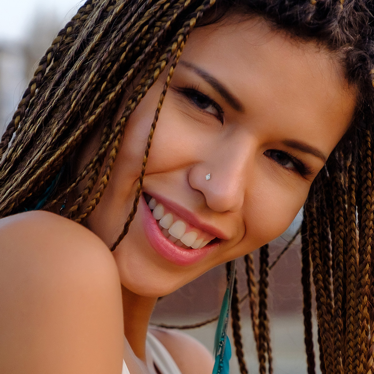 Nasenstecker aus 14 Karat Gold mit tropfenförmigen Stein