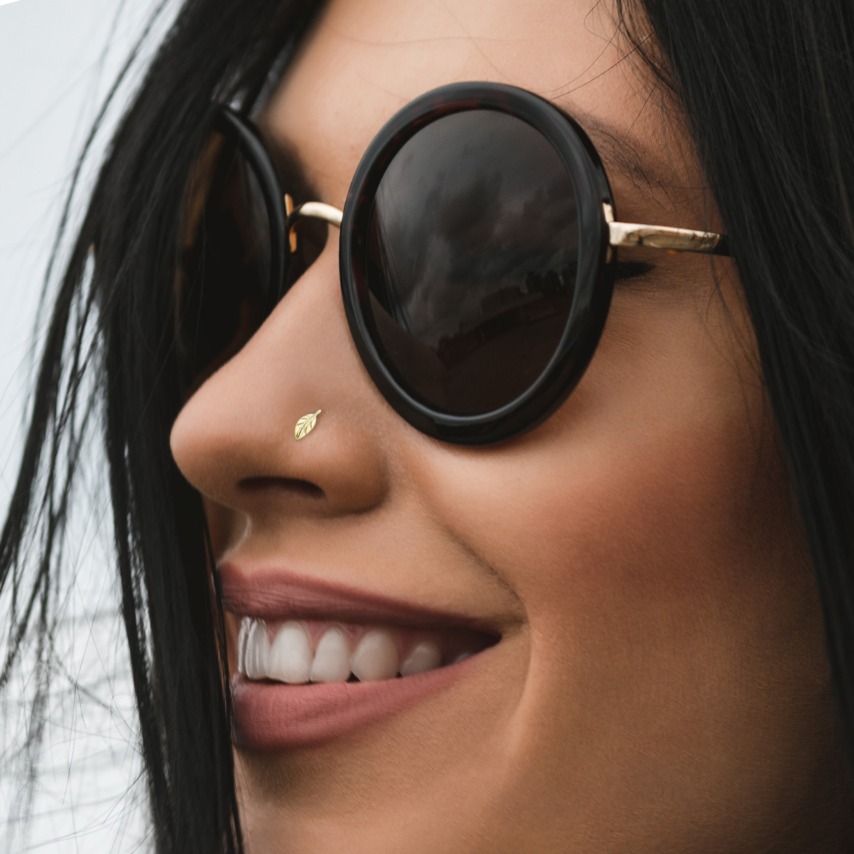 Nasenschraube aus 14 Karat Gold mit einem Blatt