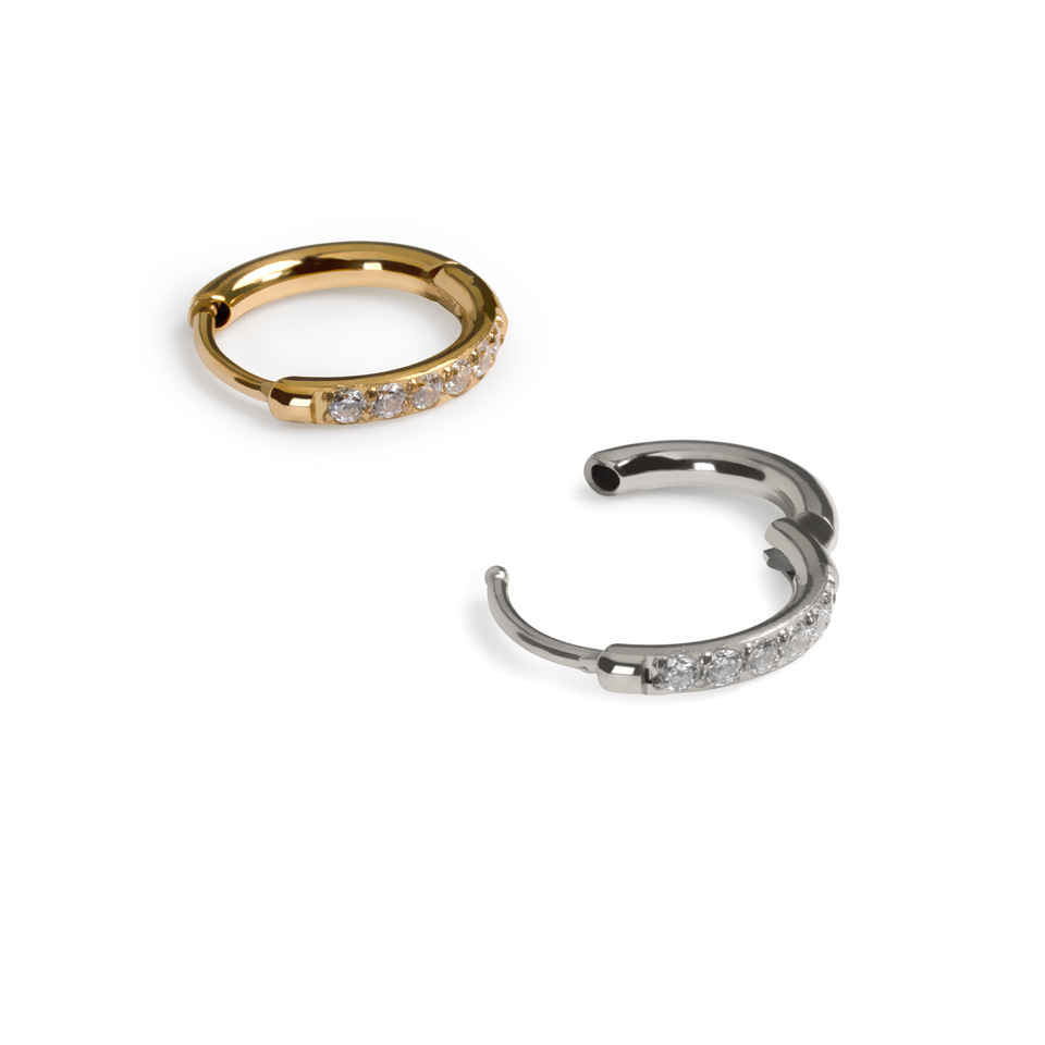 Paar Huggie Ohrringe aus Chirurgenstahl mit Schmucksteinen