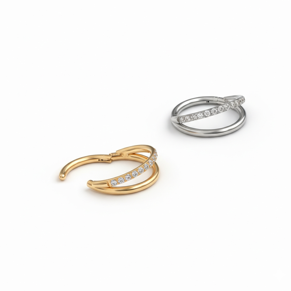 Titan-Doppelring mit Schmucksteinen auf einem Ringband