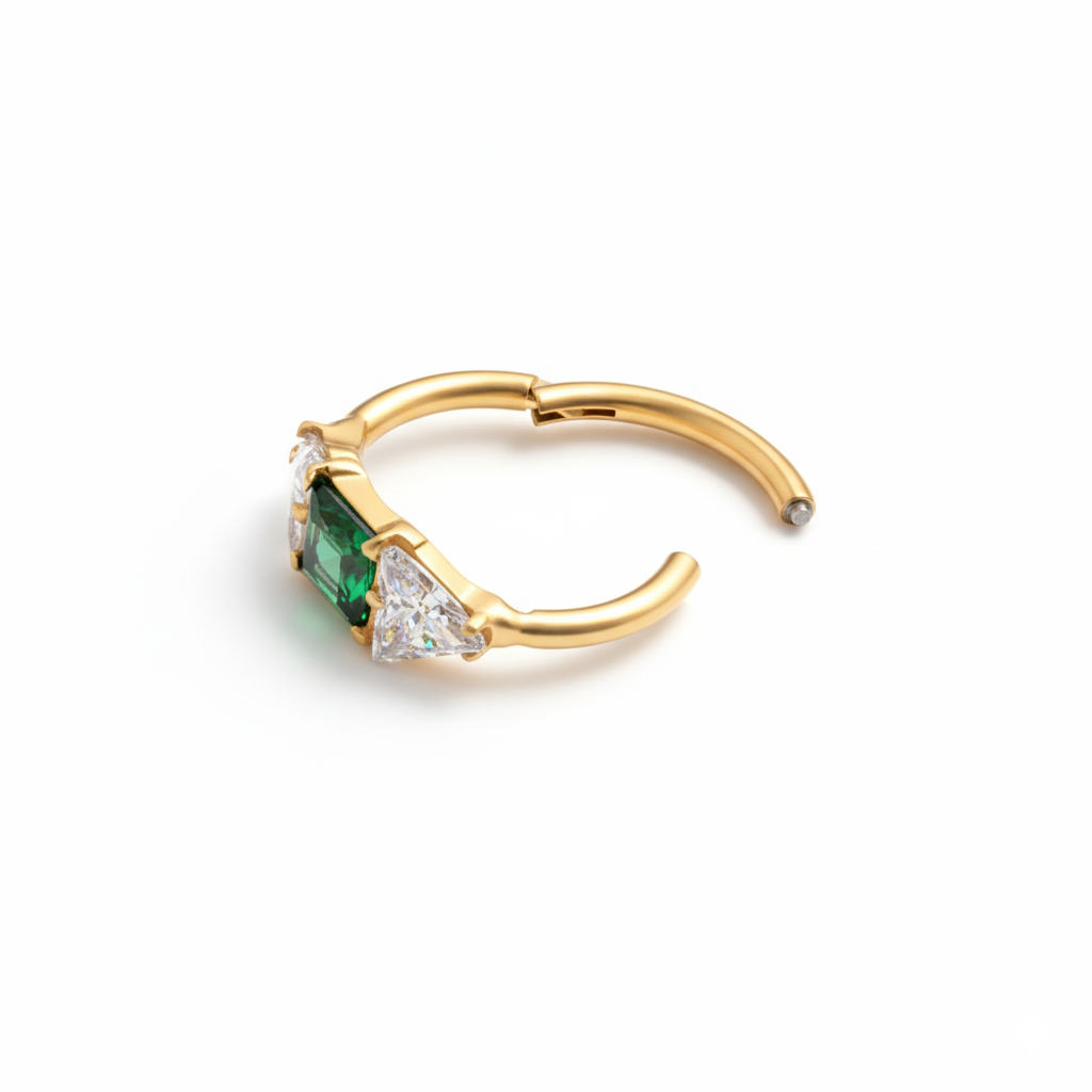 Titan-Ring mit mit grünem Schmuckstein in der Mitte