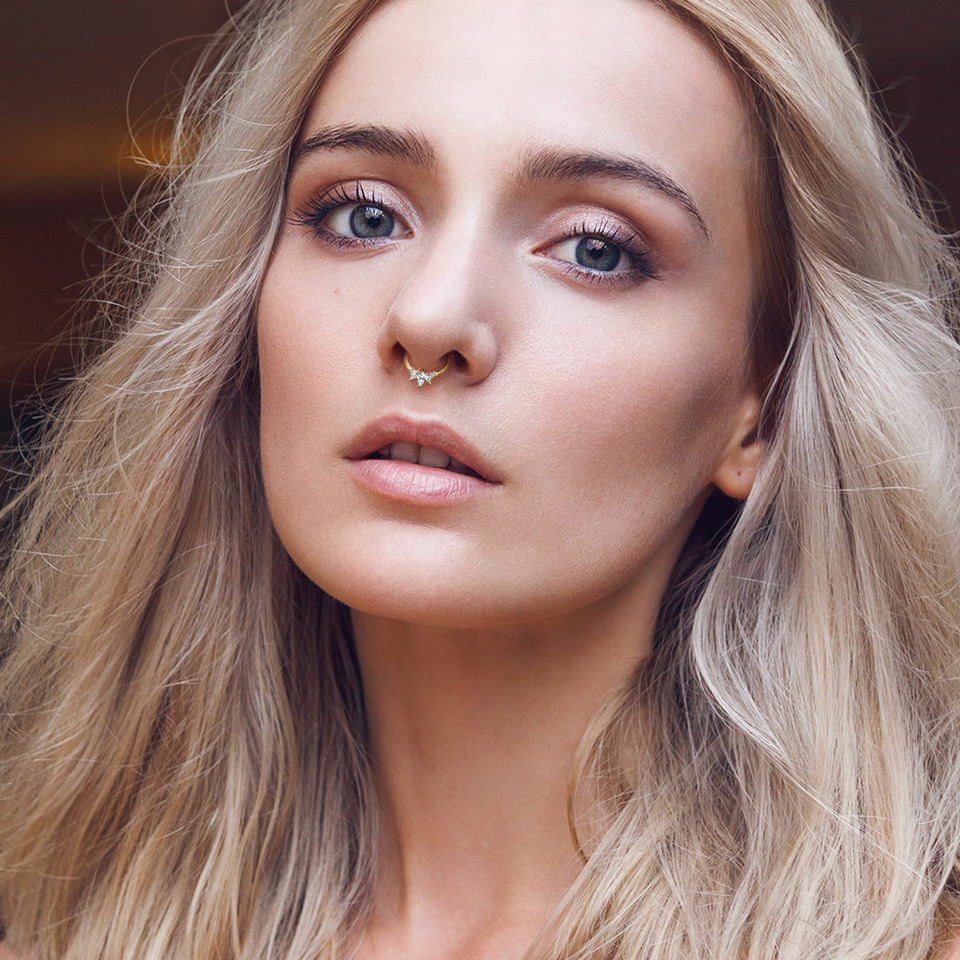 Ring aus 14 Karat Gold mit Anhänger aus ovalen Steinen