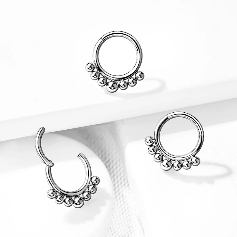 Ring aus Titan mit einem Scharnier und kleinen Perlen
