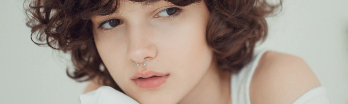 Einblick in Septum Piercings Schmerz Verfahren Und Schmuck