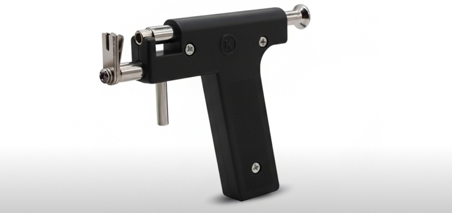 Körperpiercing-Nadel oder Pistole Körperpiercing-Nadel oder Pistole